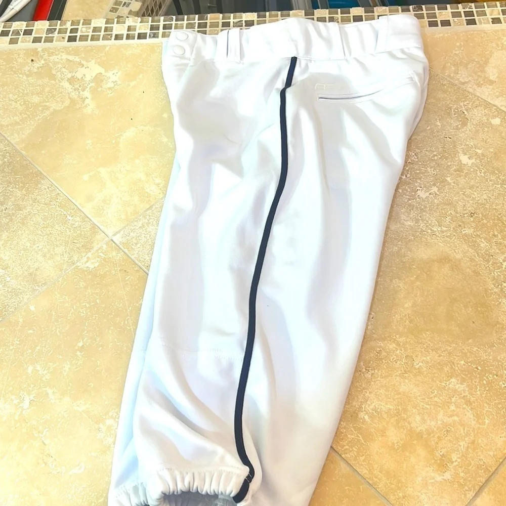 B E youth xl